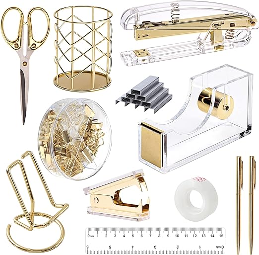 EOOUT Gold Office Supplies Set de accesorios de computadora, juego de grapadoras acrílicas, removedor de grapas, soporte para teléfono, soporte para cinta, soporte para bolígrafos, 2 bolígrafos, tijeras, clips para carpeta, regla, pegamento transparente y grapas.